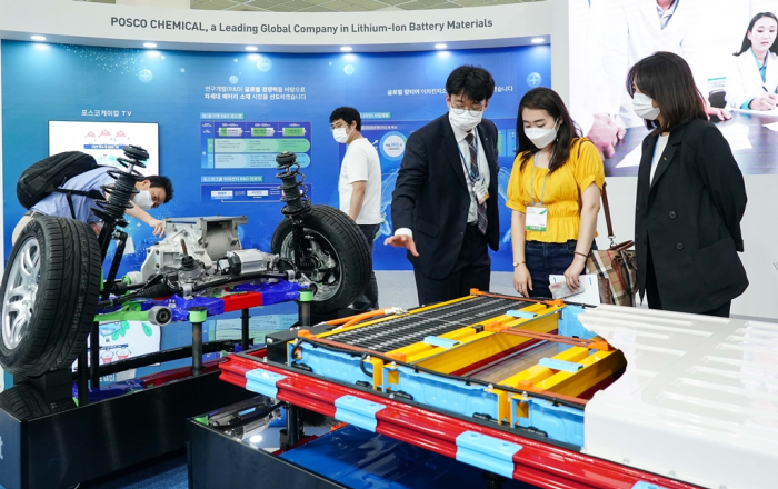 POSCO　Chemical　officials　at　the　2021　InterBattery　show