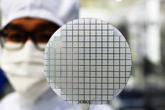 A　Samsung　Electronics　worker　holds　a　semiconductor　wafer