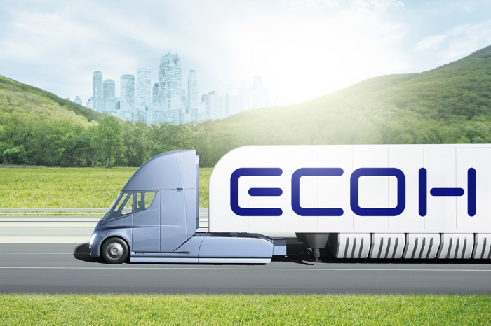 An image of a Hyundai Glovis truck bearing its eco-friendly brand ECOH