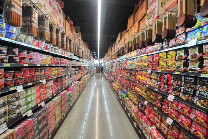 An H Mart store in Houston displaying instant ramen products (Courtesy of Chron.com).
