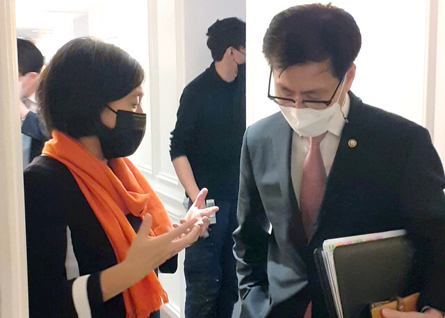 USTR's　Katherine　Tai　(left)　speaks　to　Korean　Trade　Minister　Yeo　Han-koo　at　OECD　meeting　on　Oct.　5 