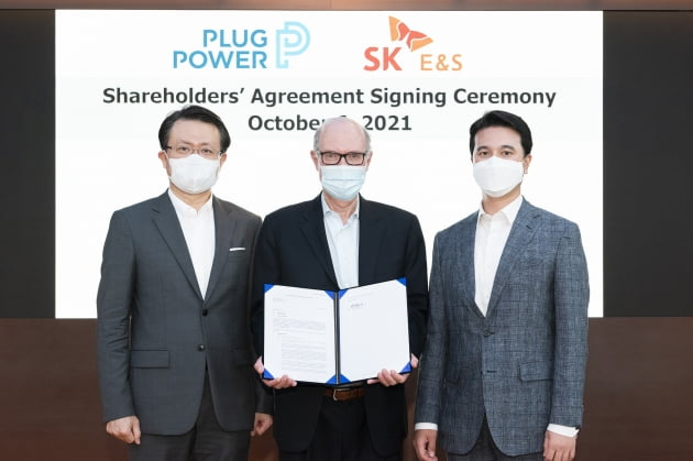 Plug　Power　CEO　Andrew　J.　Marsh　(middle)　with　the　chief　executives　of　SK　E&S.