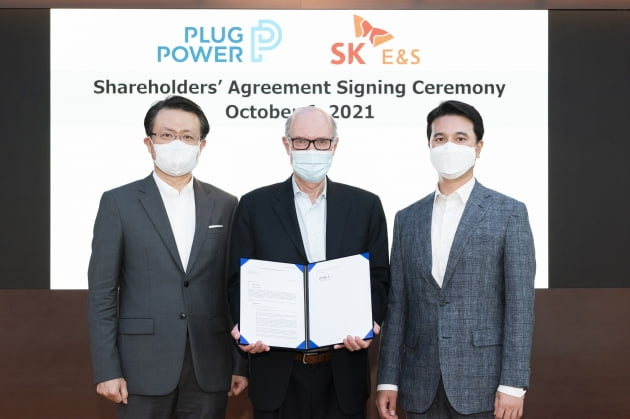 Plug Power CEO Andrew J. Marsh (middle) with the chief executives of SK E&S.