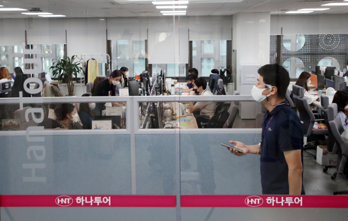 HanaTour　is　Korea's　No.　1　travel　agency.