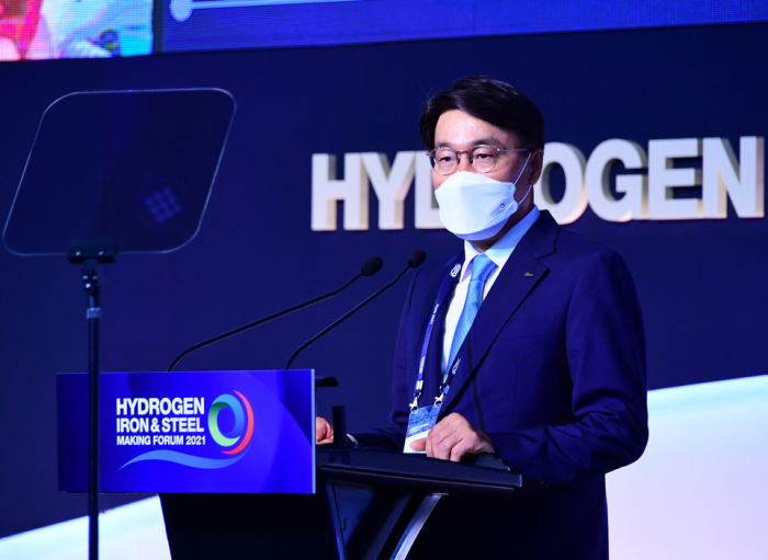 POSCO Chairman Choi Jeong-woo delivers the opening speech at the HyIS Forum