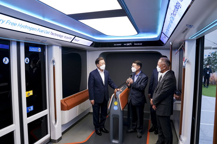 Korean　President　Moon　Jae-in　(left)　with　Hyundai　Motor　Chairman　Chung　Euisun　(right)　Oct.　7　on　a　hydrogen-powered　tram　produced　by　Hyundai　Rotem