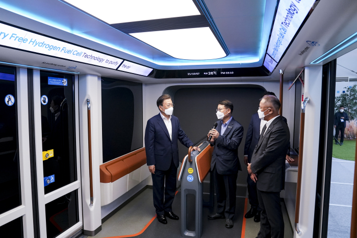 Korean President Moon Jae-in (left) with Hyundai Motor Chairman Chung Euisun (right) Oct. 7 on a hydrogen-powered tram produced by Hyundai Rotem