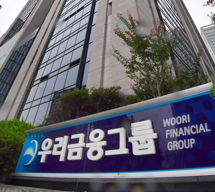 Shares　in　Woori　Financial　draw　KT,　builder　and　PEFs