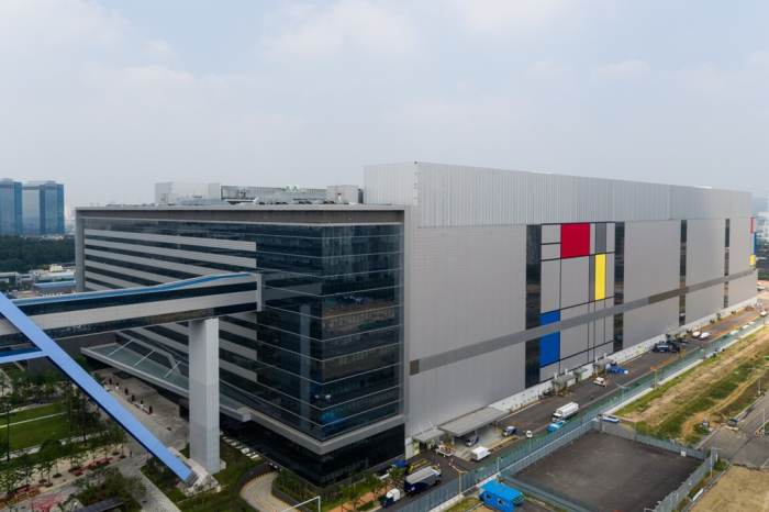 Samsung's　foundry　plant　in　South　Korea　(Courtesy　of　Samsung)