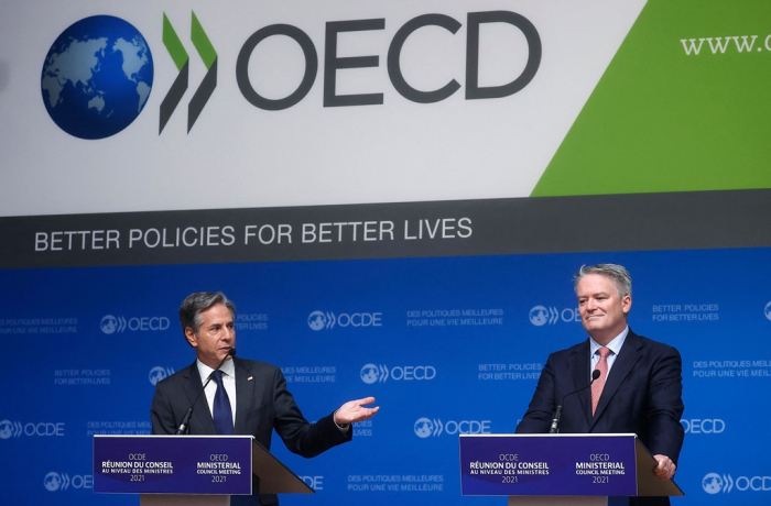 Secretary-General　of　the　OECD　Mathias　Cormann　(R)　and　US　Secretary　of　State　Anthony　Blinken　hold　a　closing　press　conference　at　the　60th　OECD　Ministerial　Council　Meeting　on　Oct.　6　in　Paris