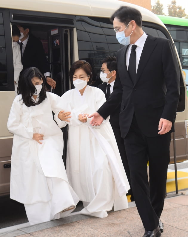 Samsung Group heirs at late chairman Lee Kun-hee's funeral last October