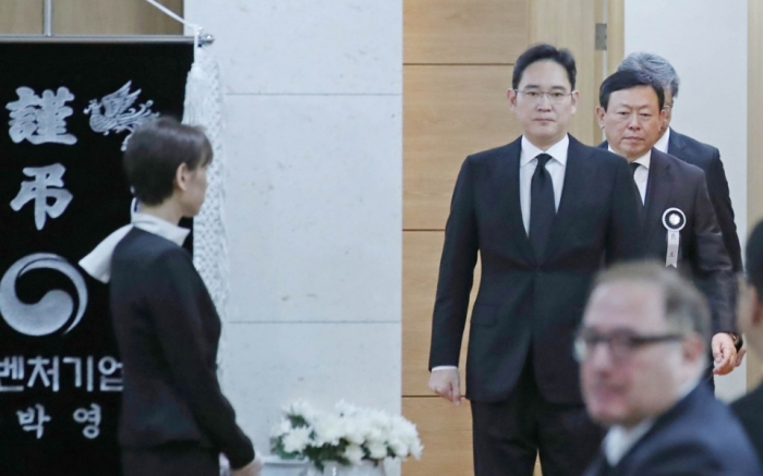 Samsung　Vice　Chairman　Jay　Y.　Lee　(center)　and　Lotte　Chairman　Shin　Dong-bin　at　Lotte　Group　founder　Shin　Kyuk-ho's　funeral. 