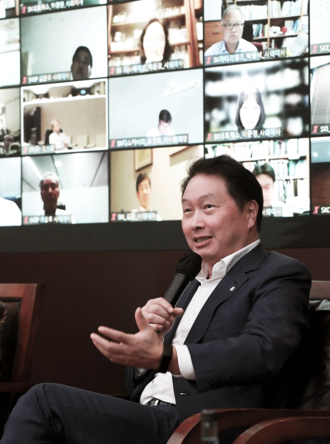 SK　Group　Chairman　Chey　Tae-won　speaking　with　the　independent　directors　online　on　Oct.　7.