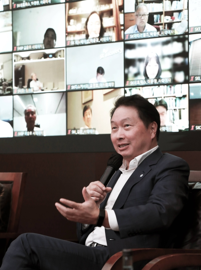SK Group Chairman Chey Tae-won speaking with the independent directors online on Oct. 7.