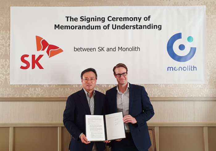 SK　Inc.　CEO　Jang　Dong-hyun　(left)　and　Monolith　CEO　Rob　Hanson　signed　an　MOU　to　set　up　a　joint　venture　in　South　Korea　(Courtesy　of　SK　Inc.)