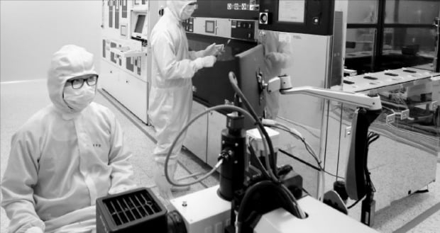ヨンチャンケミカルの職員らが、慶尚北道星州郡の本社工場で、半導体露天商材を活用し、会社製品の性能テストを行っている（ヨンチャンケミカル提供）