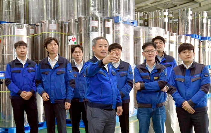 Enchem　CEO　Oh　Jung-kang　(center)　and　his　colleagues