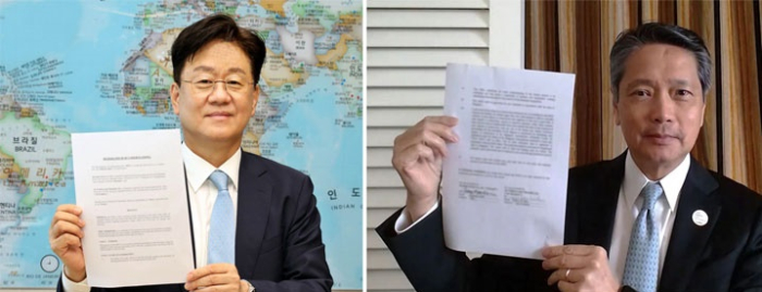 Hyundai Glovis CEO Kim Jung-hoon (left) signed an MOU on establishing a supply chain for liquid and clean hydrogen with Air Products’ Asia president Wilbur W.Mok through a video application. (Courtesy of Hyundai Glovis)