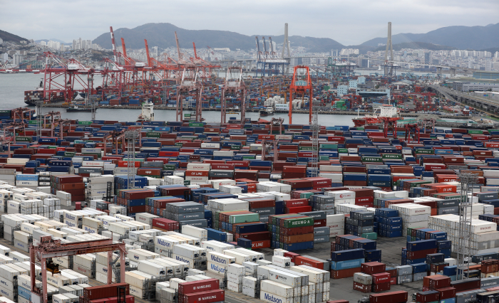 Piles　of　container　boxes　awaiting　shipment　in　the　port　of　Busan,　South　Korea