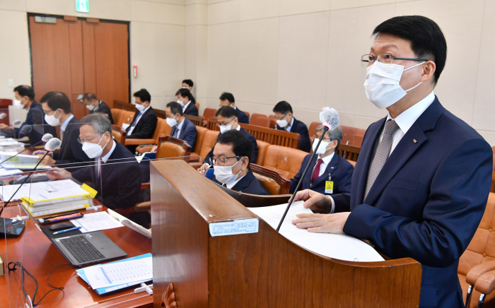 KIC Chief Executive Jin Seoungho speaks during a parliamentary Q&A session on Oct. 13