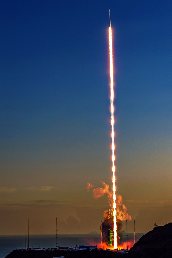 Korea's　Nuri　rocket　takes　off