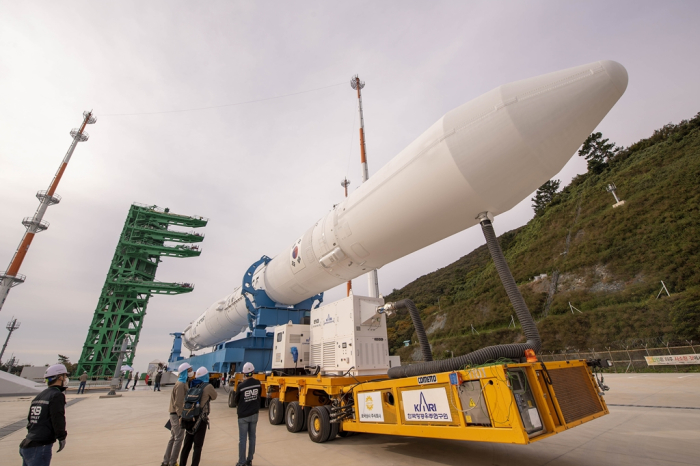 Korea's　first　homegrown　space　rocket,　Nuri,　being　transported　to　the　launch　pad