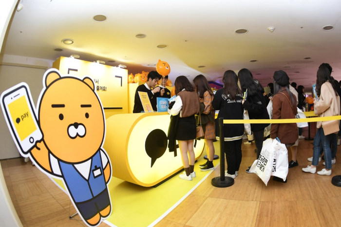 South　Korean　consumers　are　making　payments　through　Kakao　Pay　at　a　fashion　festival　in　Seoul