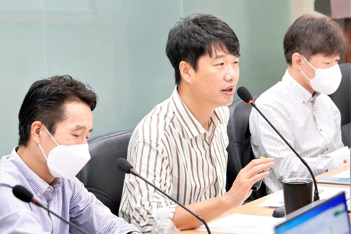 ▲ Tae-Wook Kim (middle), CEO of color cosmetics company iFamilySC. Co.