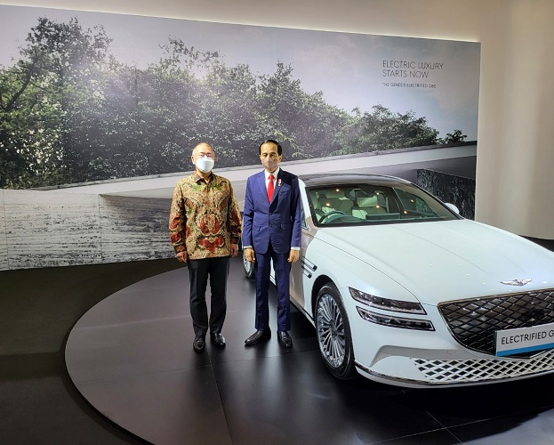Hyundai Motor Group chairman Chung Euisun (left) and Indonesian President Joko 'Jokowi' Widodo (Courtesy of Hyundai Motor)