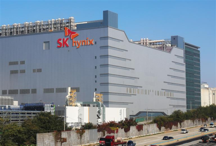 SK　Hynix　to　buy　back　ex-foundry　unit　after　strong　Q3　results