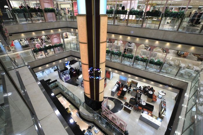 A　department　store　in　Myeong-dong,　Seoul,　is　quiet　during　a　COVID-19　slump　earlier　this　year.