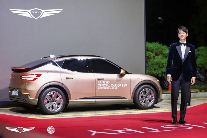 Hyundai　Motor's　latest　luxury　Genesis　EV,　the　GV60,　with　Song　Joong-ki,　hero　of　the　Netflix　series,　Vincenzo 