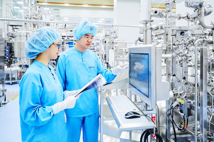 Researchers　at　Samsung　Biologics'　third　plant　in　Songdo,　Incheon