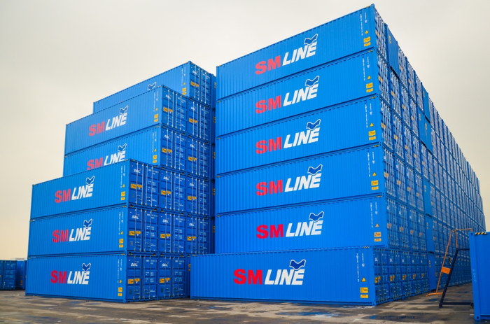 SM　Line's　container　boxes