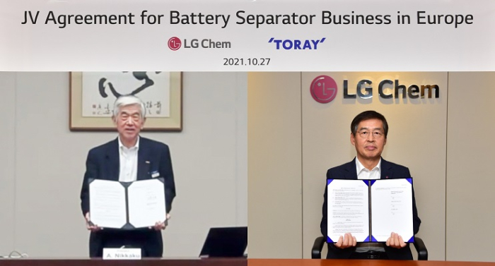 Toray CEO Akihiro Nikkaku (left) and LG Chem CEO Shin Hak-cheol sign an agreement through video conference Oct. 27 to establish LG Toray Hungary Battery Separator Kft JV (Courtesy of LG Chem)