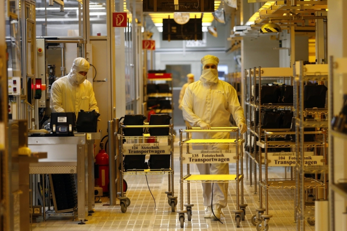 Workers　at　a　chipmaker's　clean　room