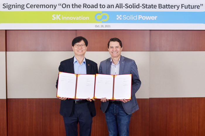 SK　Innovation　CTO　Lee　Seongjun　(left)　and　Solid　Power　CEO　Doug　Campbell　take　a　commemorative　photo　after　signing　a　deal　for　the　development　of　all-solid-state　batteries　on　Oct.　28　(Courtesy　of　SK　Innovation)