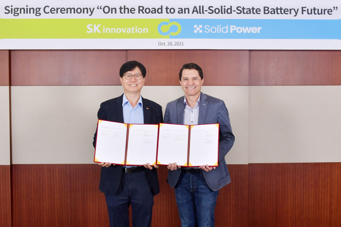 SK Innovation CTO Lee Seongjun (left) and Solid Power CEO Doug Campbell take a commemorative photo after signing a deal for the development of all-solid-state batteries on Oct. 28 (Courtesy of SK Innovation)