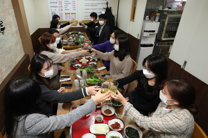Customers　toast　at　a　restaurant　in　South　Korea　on　Monday,　Nov.　1,　the　day　the　government　eased　anti-COVID-19　measures.