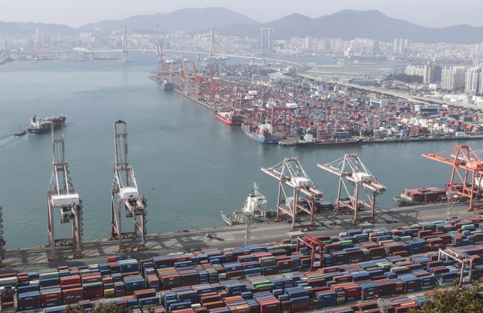 Containers　unload　at　Busan　Port