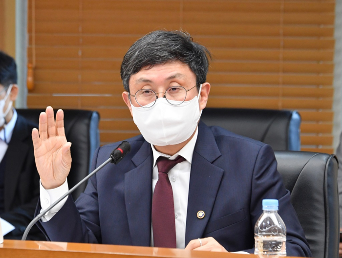 South Korea’s Second Vice Finance Minister Ahn Do-Geol chairs a meeting with major bond market investors on Nov. 2