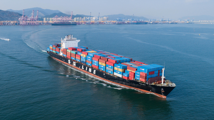 A　SM　Line　container　ship　departs　from　the　port　of　Busan