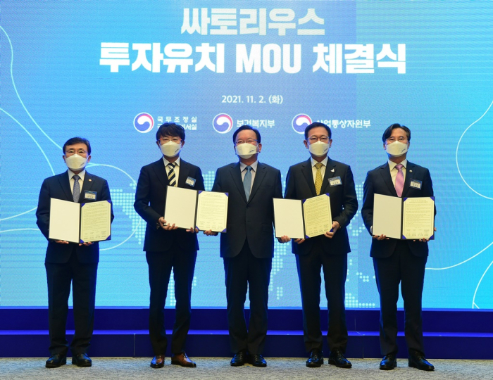 Sartorius signs an MOU with the Ministry of Health and Welfare, the Ministry of Trade, Industry and Energy, as well as the Incheon Metropolitan City government to set up a factory in Songdo, Incheon. From left are Minister of Health and Welfare Kwon Deok-chul, Sartorius Korea Biotech president Kim Deok-sang, Prime Minister Kim Bu-gyeom, Incheon Mayor Park Nam-chun, and First Vice Minister of Trade, Industry and Energy Park Jin-kyu at the signing ceremony