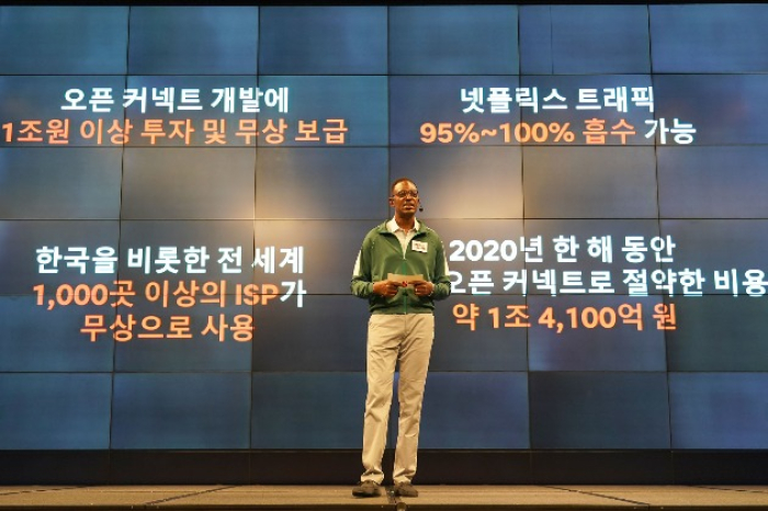 Dean　Garfield,　vice　president　of　global　public　policy　at　Netflix,　speaks　at　a　press　conference　in　Seoul　on　Nov.　4