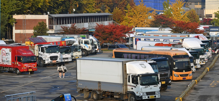 4日、ソウル新亭洞の西部トラックターミナルで運行を中断して列を成す貨物車（キム·ボムジュン記者）