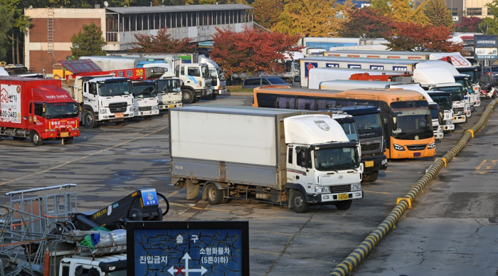Cargo　trucks　parked　at　a　parking　lot　in　Seoul　amid　the　diesel　exhaust　fluid　shortage