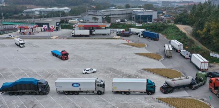 Cargo　trucks　line　up　to　replenish　diesel　exhaust　fluid　at　a　gas　station　in　South　Korea