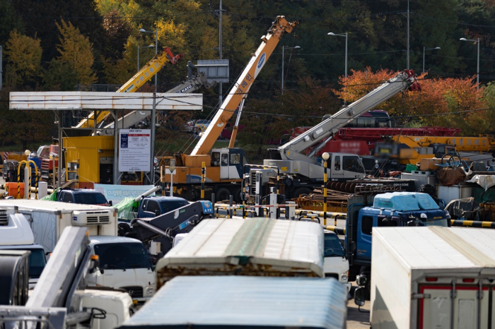 Cargo　trucks　and　heavy　equipment　parked　at　a　Seoul　truck　terminal　amid　a　diesel　exhaust　fluid　shortage　in　South　Korea