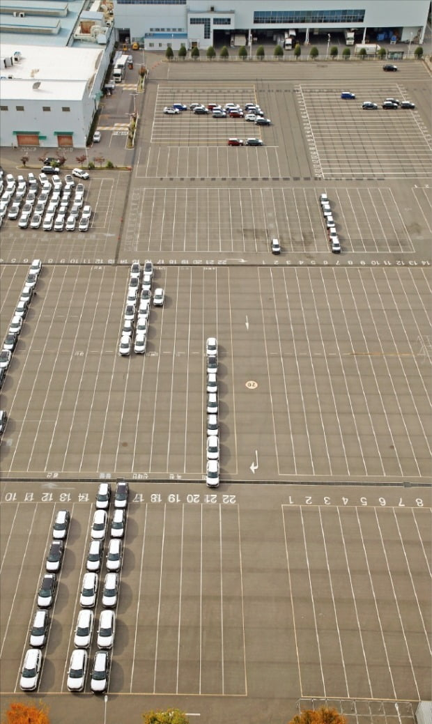 Kia　factory　parking　lot　in　South　Korea.　The　country’s　automakers　have　been　suffering　from　the　ongoing　automotive　chip　shortage