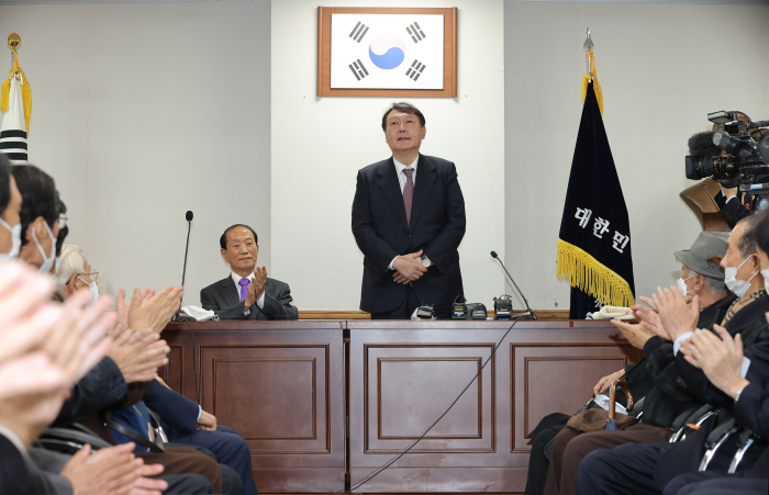 People Power Party's presidential candidate Yoon Suk-yeol (center)